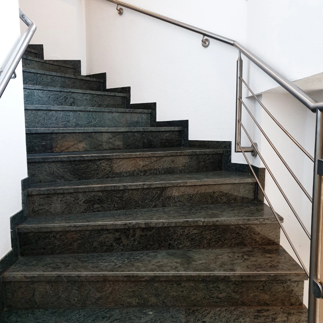 Accueil 1 Cage d’escalier et rampe dans les parties communes d’un immeuble